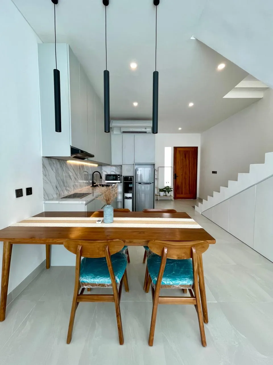 𝟮𝗕𝗥 𝗠𝗶𝗻𝗶𝗺𝗮𝗹𝗶𝘀𝘁 𝗧𝗼𝘄𝗻𝗵𝗼𝘂𝘀𝗲 𝗶𝗻 𝗦𝗲𝗺𝗶𝗻𝘆𝗮𝗸 𝗣𝗿𝗶𝗺𝗲 𝗟𝗼𝗰𝗮𝘁𝗶𝗼𝗻 (𝟮 𝗺𝗶𝗻𝘂𝘁𝗲𝘀 𝘁𝗼 𝘁𝗵𝗲 𝗯𝗲𝗮𝗰𝗵)