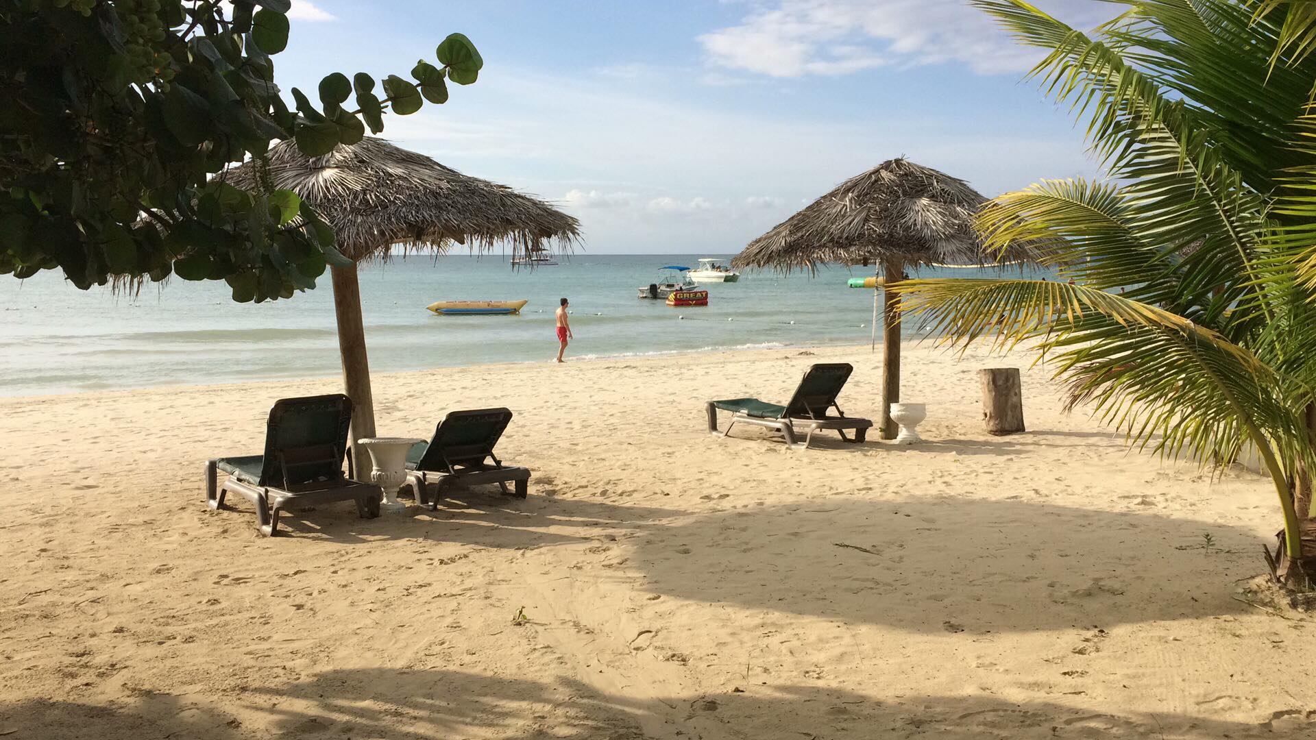 Beachcomber Club Resort &amp; Apt/villas